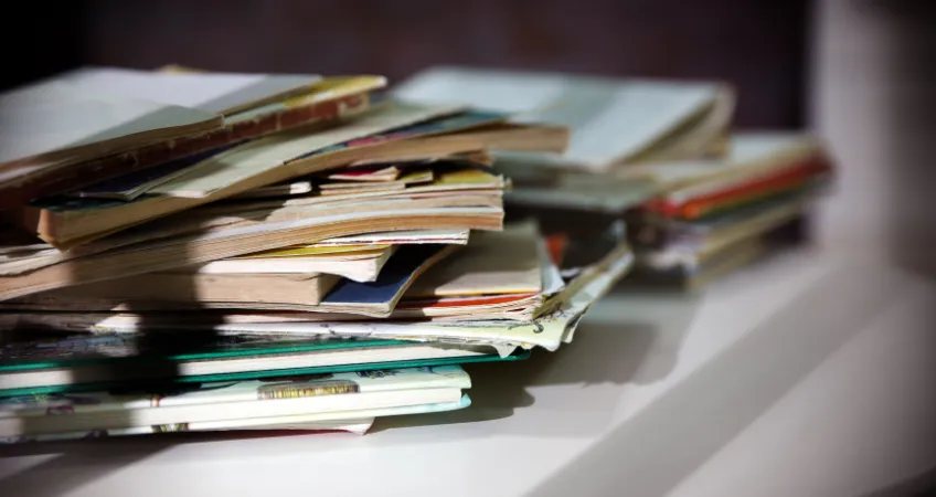 กองหนังสือบนโต๊ะ